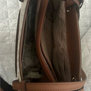 Excellent condition no damage. Pet and smoke free